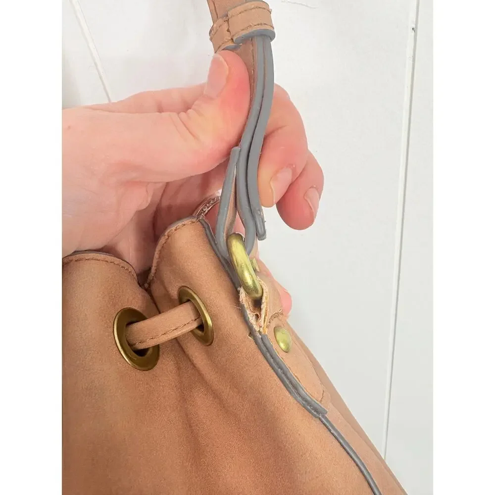 ✨2/$30✨Merona Tan Faux Leather Bucket Bag Tassel Crossbody Purse Western